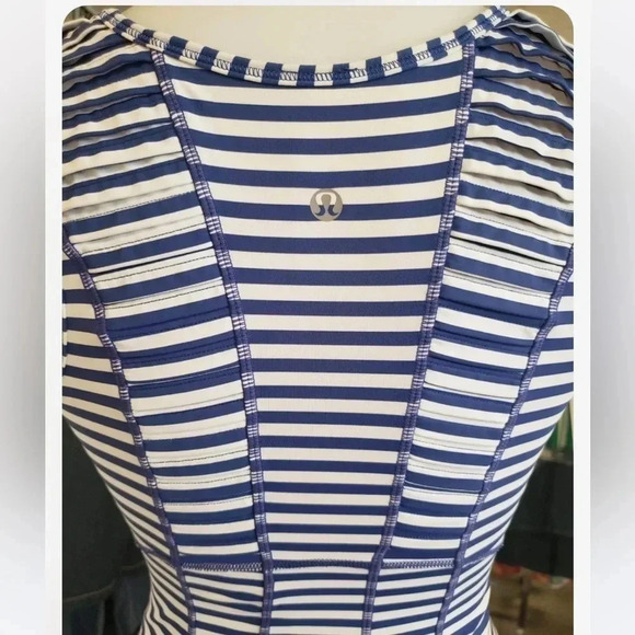 Lululemon Blue &  White Striped Scoop Neck Size 4 - Picture 8 of 9